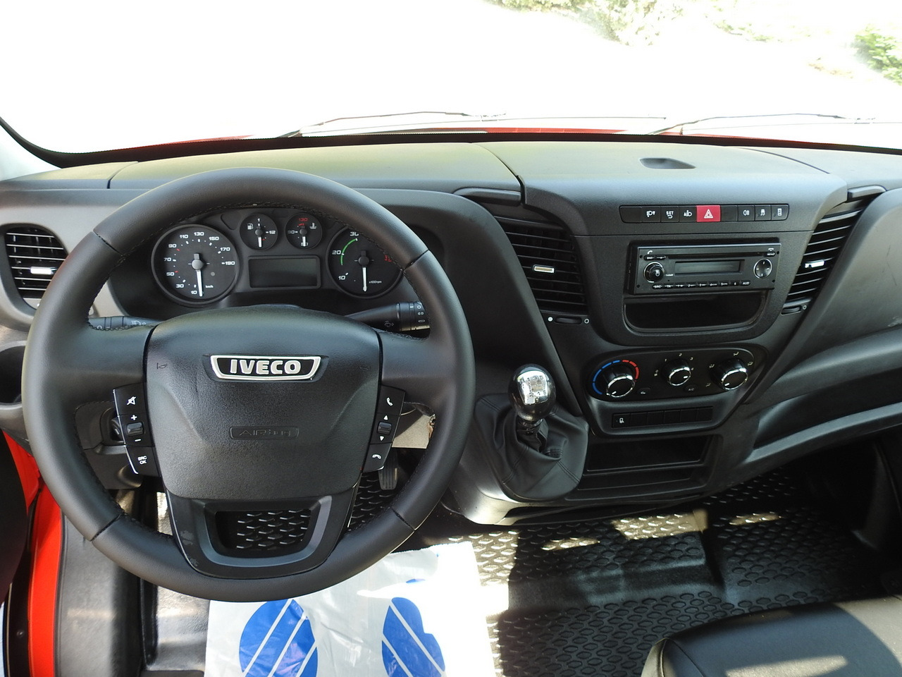 Furgoneta basculante IVECO DAILY 35C13 TIPPER CRUISE CONTROL AIR CONDITIONING TWIN WHEELS 130HP: foto 30 Furgoneta basculante IVECO DAILY 35C13 TIPPER CRUISE CONTROL AIR CONDITIONING TWIN WHEELS 130HP: foto 30