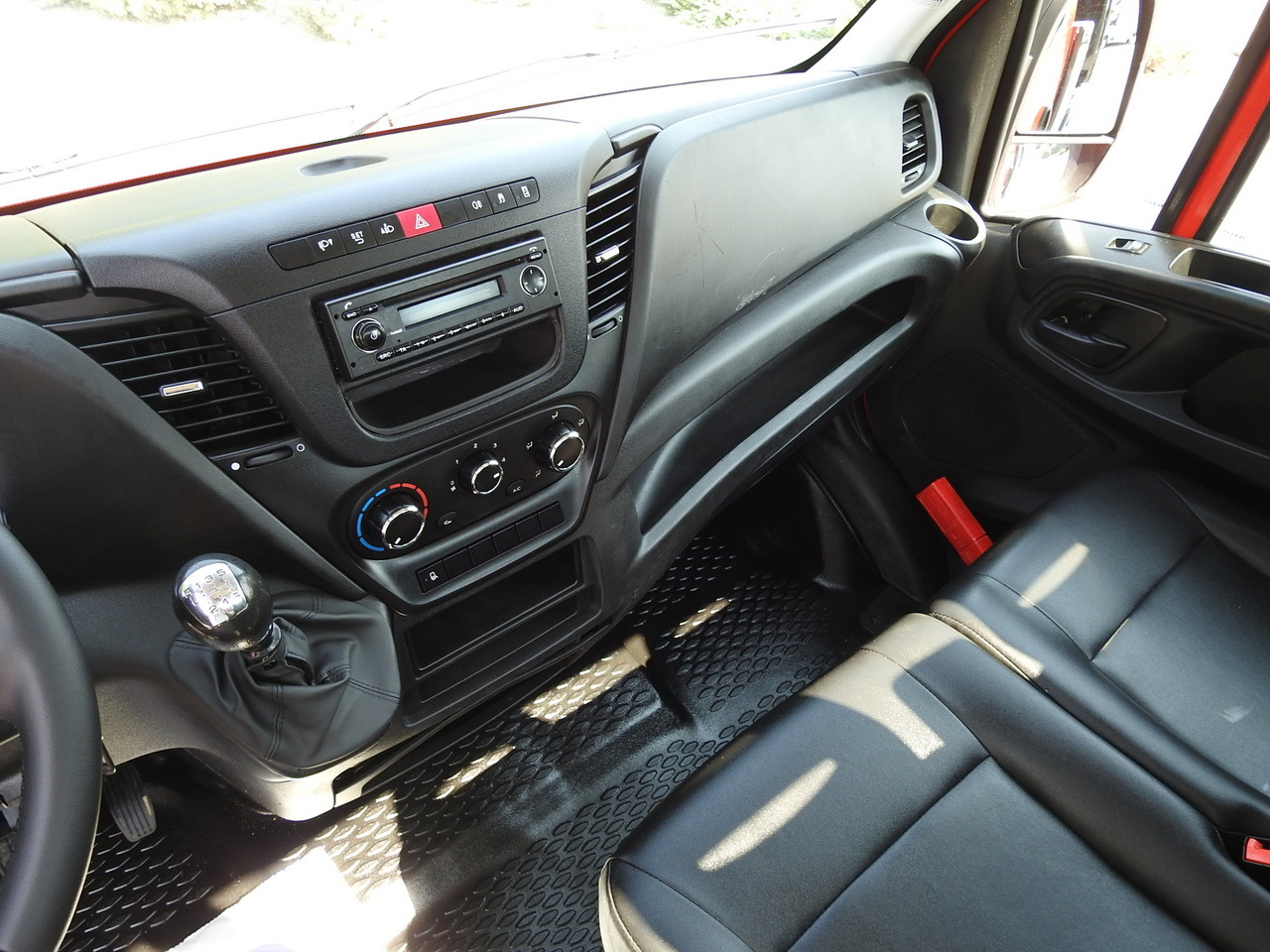 Furgoneta basculante IVECO DAILY 35C13 TIPPER CRUISE CONTROL AIR CONDITIONING TWIN WHEELS 130HP: foto 33 Furgoneta basculante IVECO DAILY 35C13 TIPPER CRUISE CONTROL AIR CONDITIONING TWIN WHEELS 130HP: foto 33