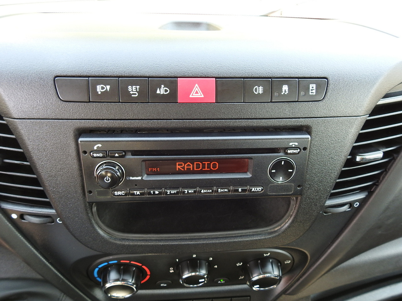 Furgoneta basculante IVECO DAILY 35C13 TIPPER CRUISE CONTROL AIR CONDITIONING TWIN WHEELS 130HP: foto 36 Furgoneta basculante IVECO DAILY 35C13 TIPPER CRUISE CONTROL AIR CONDITIONING TWIN WHEELS 130HP: foto 36