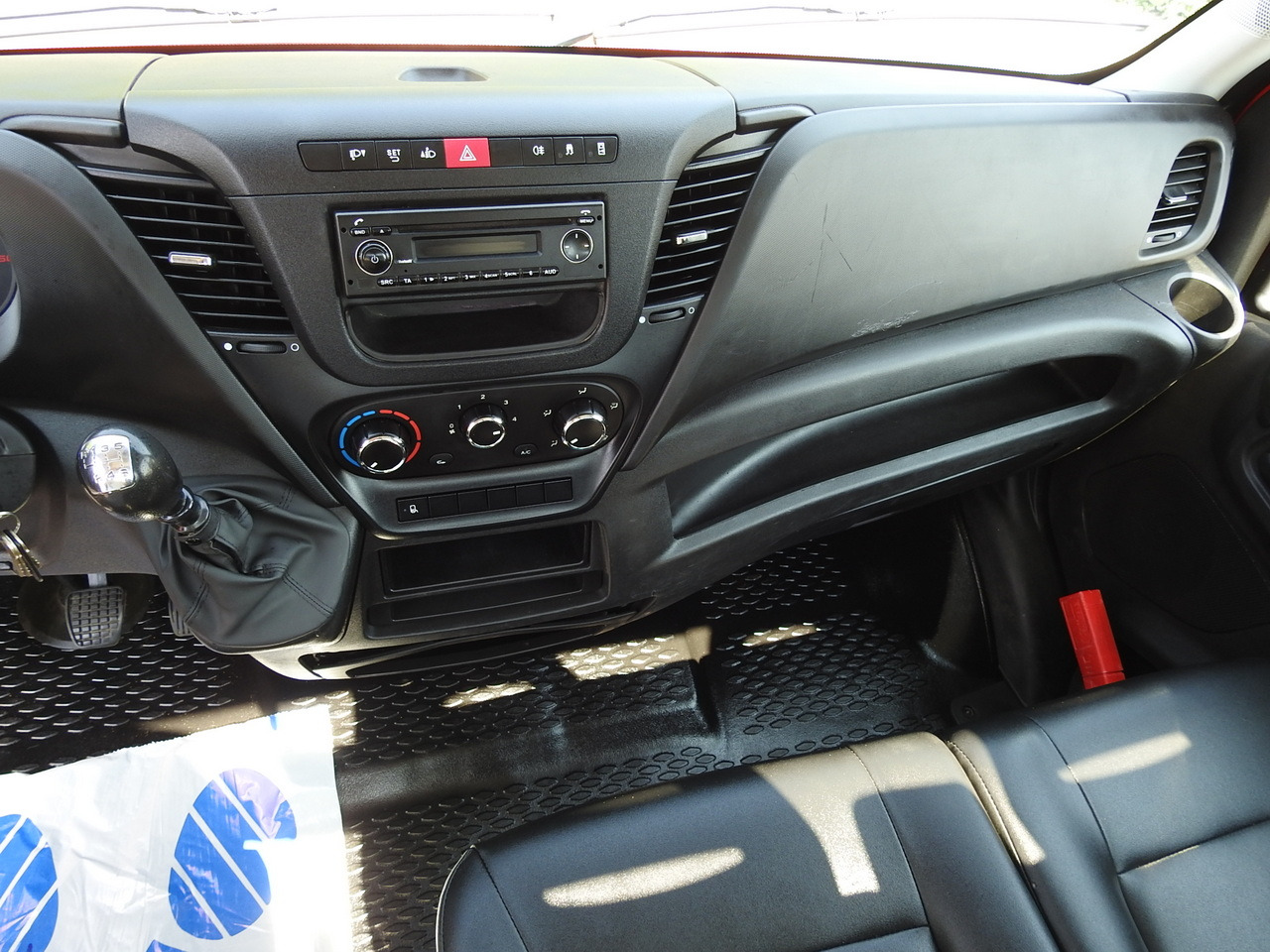 Furgoneta basculante IVECO DAILY 35C13 TIPPER CRUISE CONTROL AIR CONDITIONING TWIN WHEELS 130HP: foto 34 Furgoneta basculante IVECO DAILY 35C13 TIPPER CRUISE CONTROL AIR CONDITIONING TWIN WHEELS 130HP: foto 34