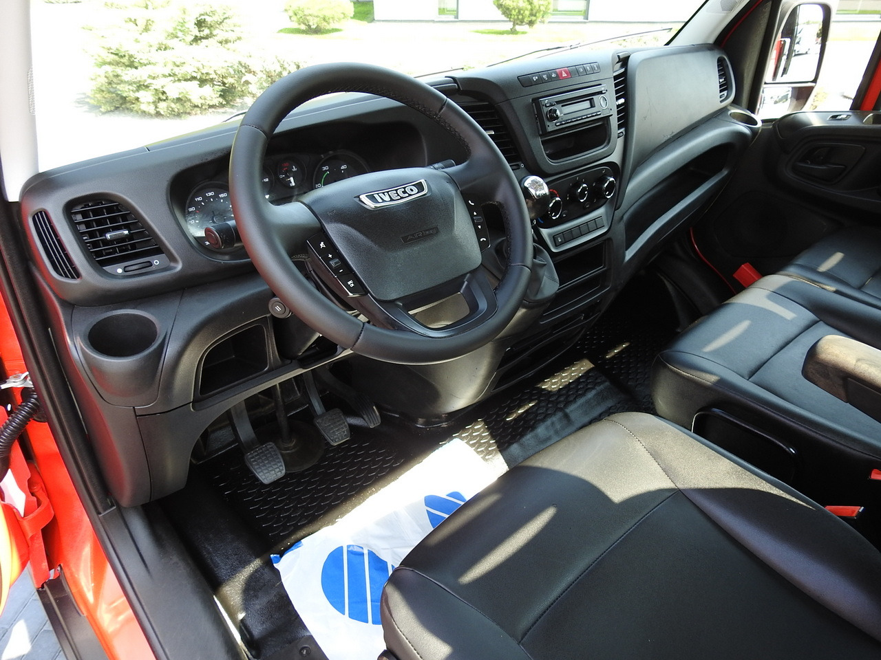IVECO DAILY 35C13 TIPPER CRUISE CONTROL AIR CONDITIONING TWIN WHEELS 130HP - Furgoneta basculante: foto 2 IVECO DAILY 35C13 TIPPER CRUISE CONTROL AIR CONDITIONING TWIN WHEELS 130HP - Furgoneta basculante: foto 2