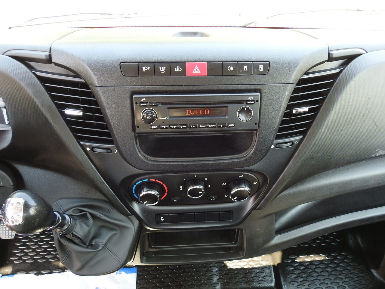 Furgoneta basculante IVECO DAILY 35C13 TIPPER CRUISE CONTROL AIR CONDITIONING TWIN WHEELS 130HP: foto 35 Furgoneta basculante IVECO DAILY 35C13 TIPPER CRUISE CONTROL AIR CONDITIONING TWIN WHEELS 130HP: foto 35