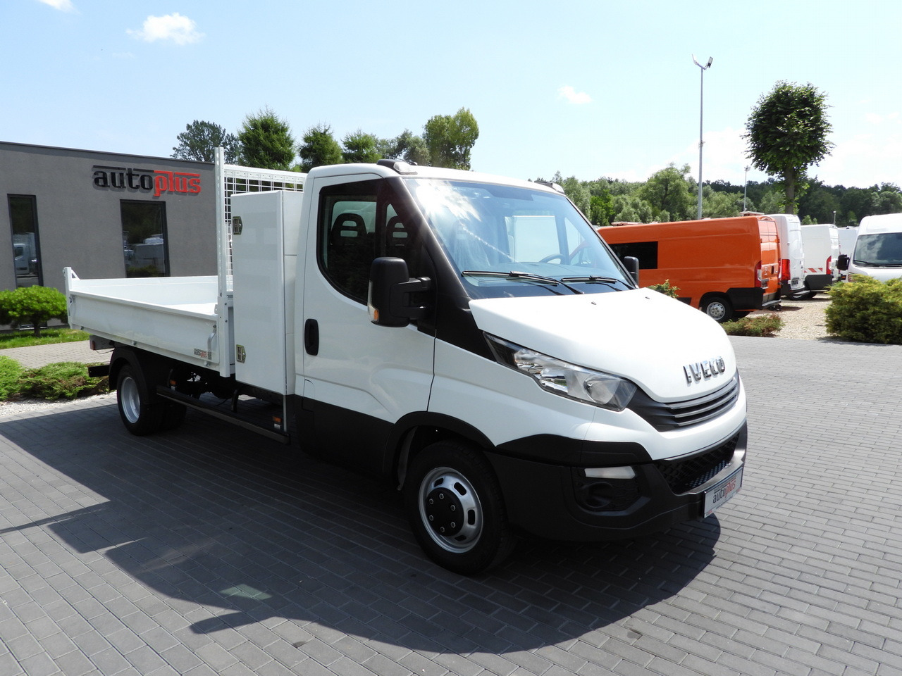 IVECO DAILY 35C15 TIPPER CRUISE CONTROL TWIN WHEELS AIR CONDITIONING 150HP - Furgoneta basculante: foto 4 IVECO DAILY 35C15 TIPPER CRUISE CONTROL TWIN WHEELS AIR CONDITIONING 150HP - Furgoneta basculante: foto 4