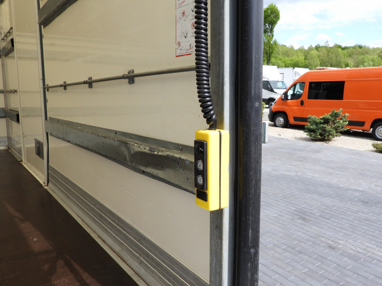 Furgoneta caja cerrada IVECO DAILY 35C16 BOX LIFT 8 PALLETS CRUISE CONTROL TWIN WHEELS AIR CONDITIONING  160HP: foto 23
