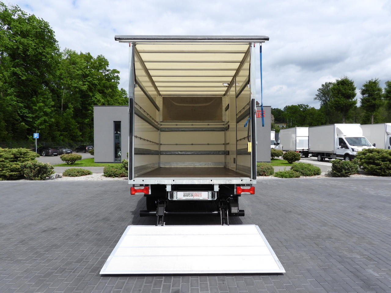 Furgoneta caja cerrada IVECO DAILY 35C16 BOX LIFT 8 PALLETS CRUISE CONTROL TWIN WHEELS AIR CONDITIONING  160HP: foto 12