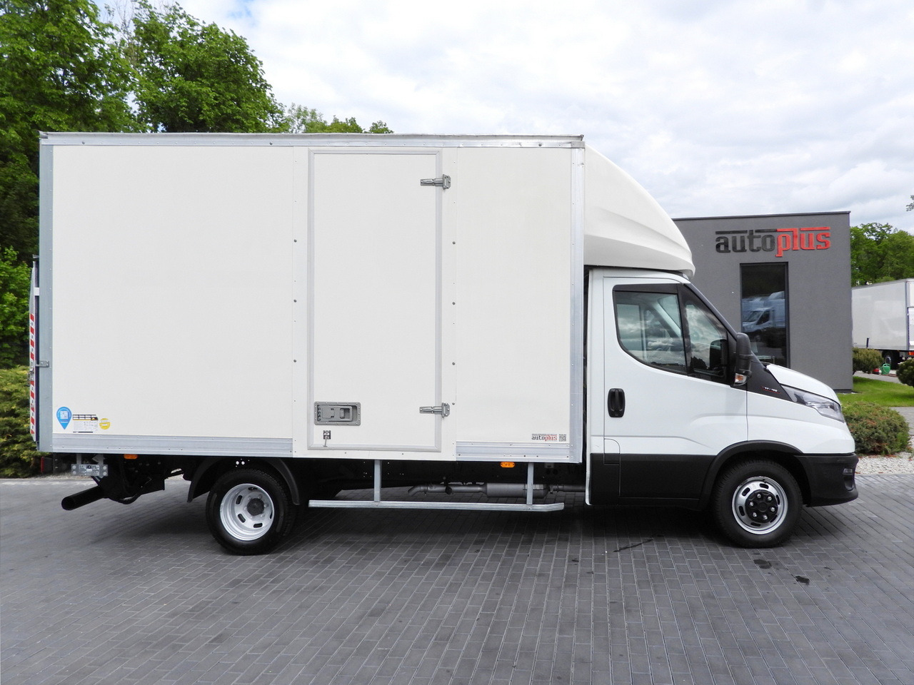 Furgoneta caja cerrada IVECO DAILY 35C16 BOX LIFT 8 PALLETS CRUISE CONTROL TWIN WHEELS AIR CONDITIONING  160HP: foto 7