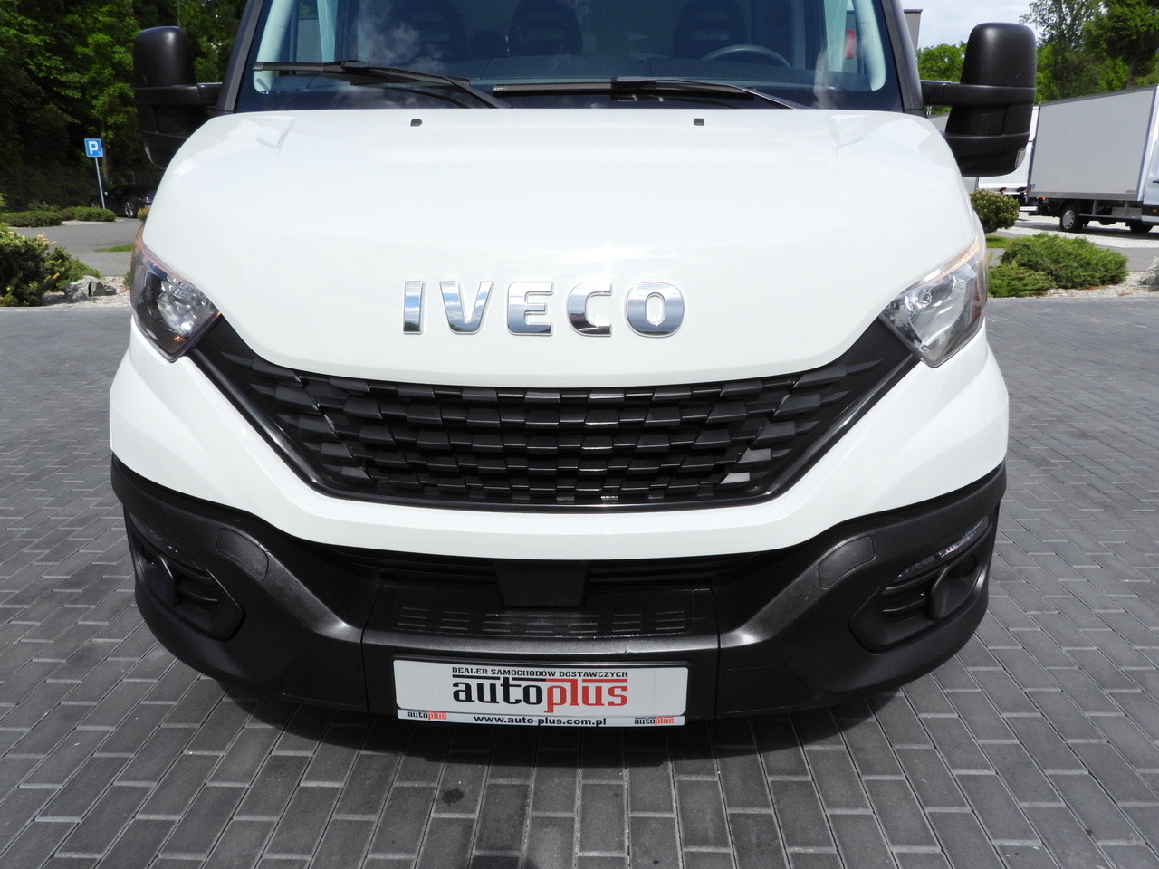 Furgoneta caja cerrada IVECO DAILY 35C16 BOX LIFT 8 PALLETS CRUISE CONTROL TWIN WHEELS AIR CONDITIONING  160HP: foto 15