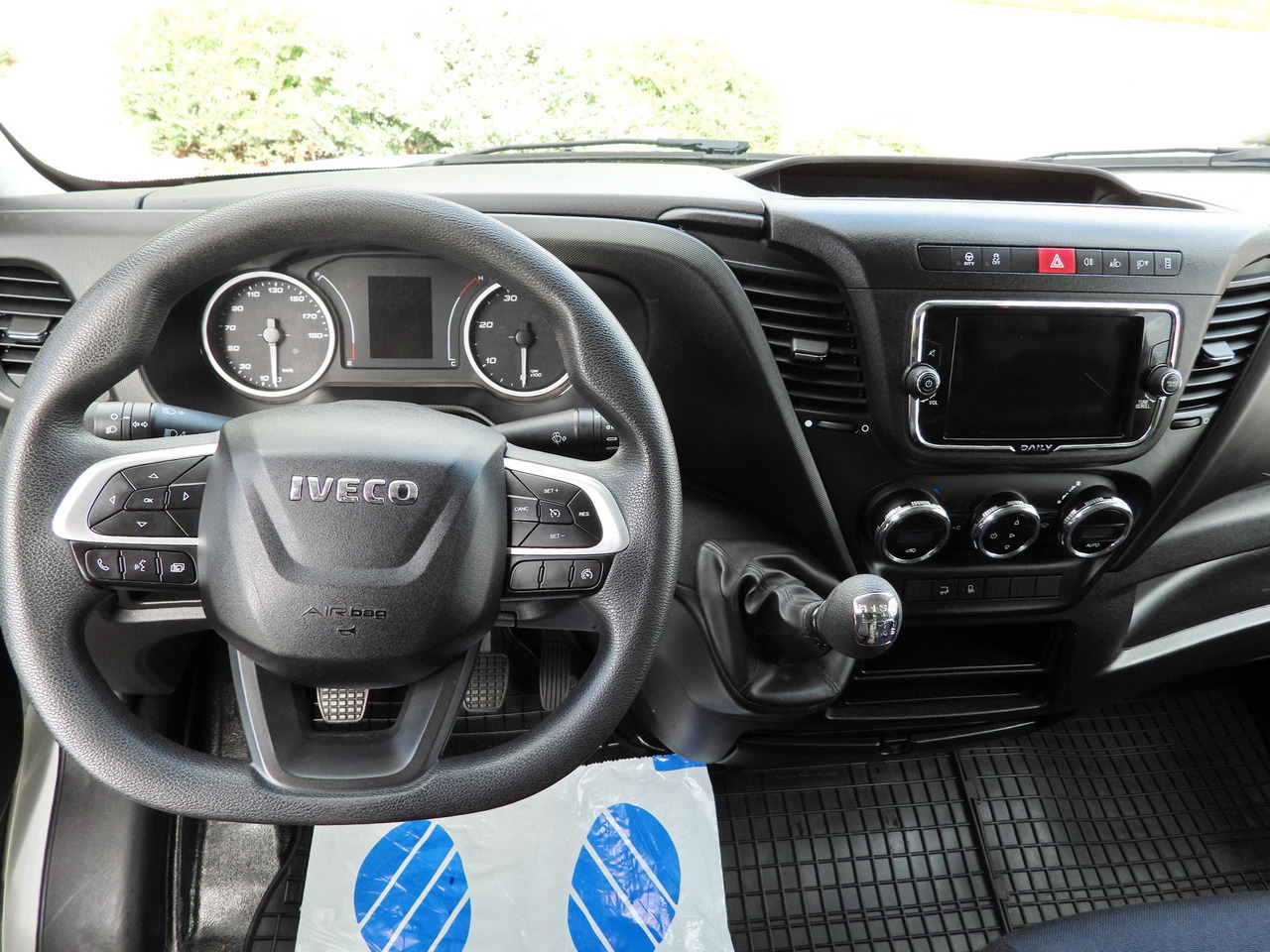 Furgoneta caja cerrada IVECO DAILY 35C16 BOX LIFT 8 PALLETS CRUISE CONTROL TWIN WHEELS AIR CONDITIONING  160HP: foto 31