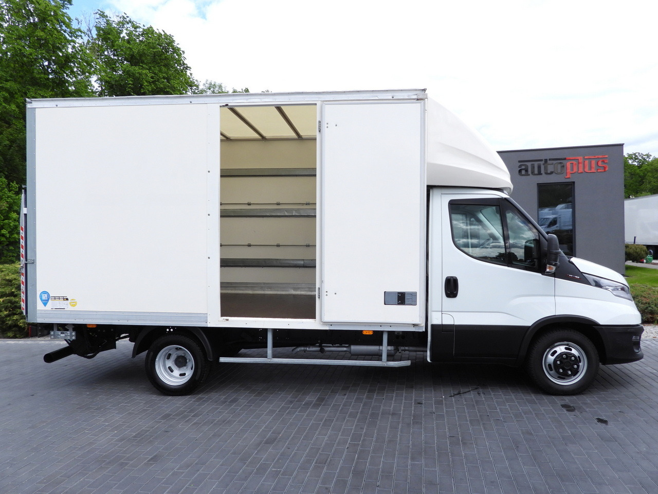 Furgoneta caja cerrada IVECO DAILY 35C16 BOX LIFT 8 PALLETS CRUISE CONTROL TWIN WHEELS AIR CONDITIONING  160HP: foto 8