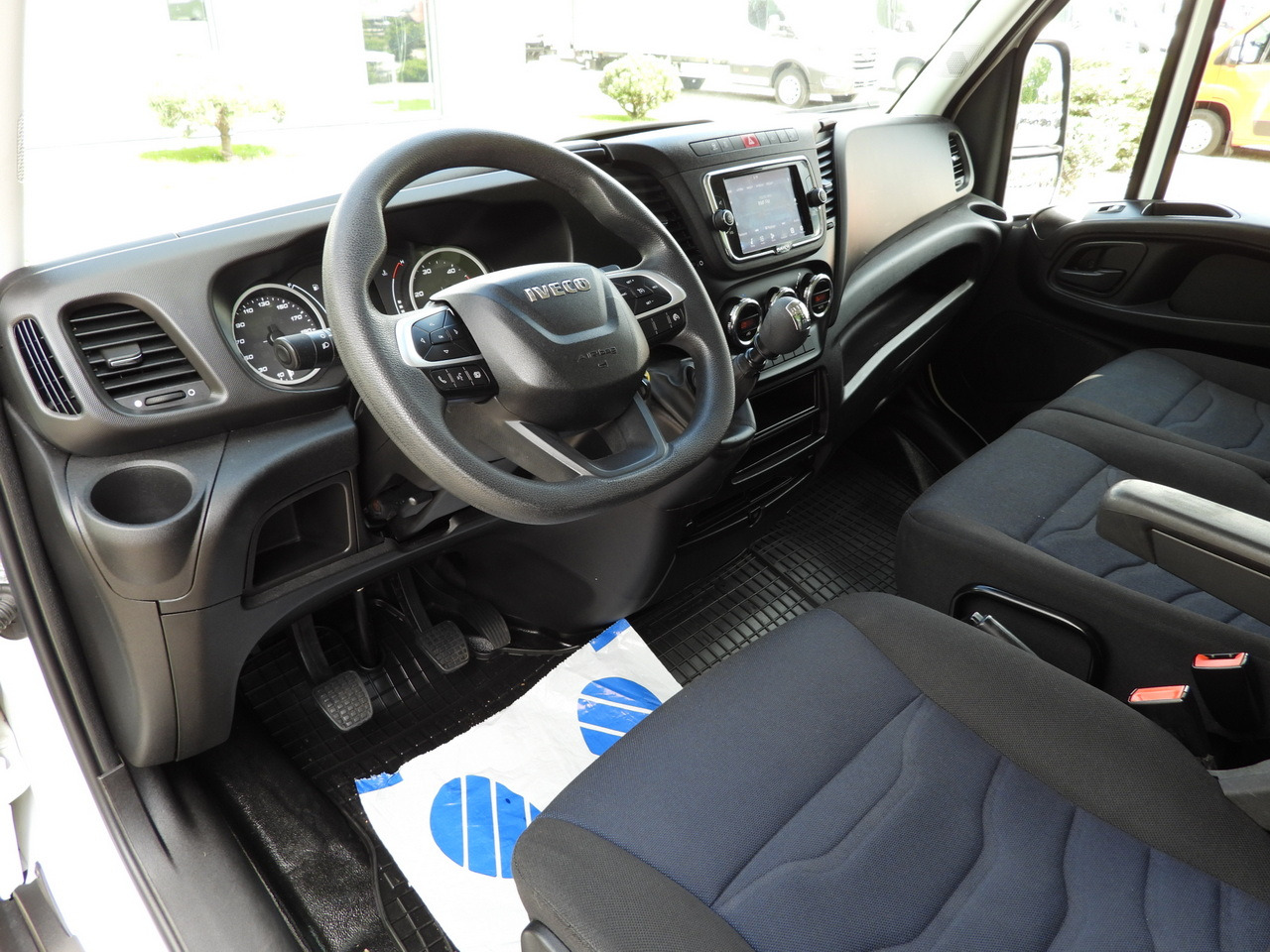 IVECO DAILY 35C16 BOX LIFT 8 PALLETS CRUISE CONTROL TWIN WHEELS AIR CONDITIONING 160HP - Furgoneta caja cerrada: foto 2 IVECO DAILY 35C16 BOX LIFT 8 PALLETS CRUISE CONTROL TWIN WHEELS AIR CONDITIONING 160HP - Furgoneta caja cerrada: foto 2