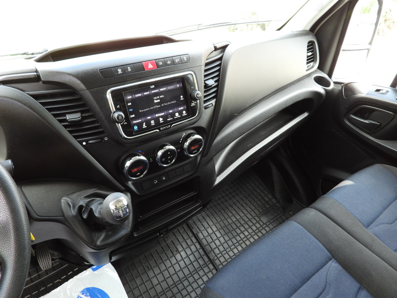 Furgoneta caja cerrada IVECO DAILY 35C16 BOX LIFT 8 PALLETS CRUISE CONTROL TWIN WHEELS AIR CONDITIONING  160HP: foto 35