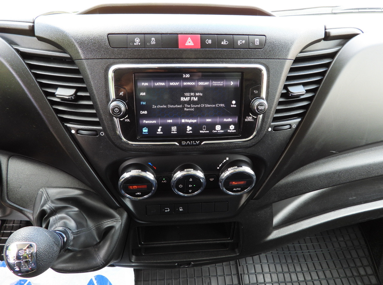 Furgoneta caja cerrada IVECO DAILY 35C16 BOX LIFT 8 PALLETS CRUISE CONTROL TWIN WHEELS AIR CONDITIONING  160HP: foto 37