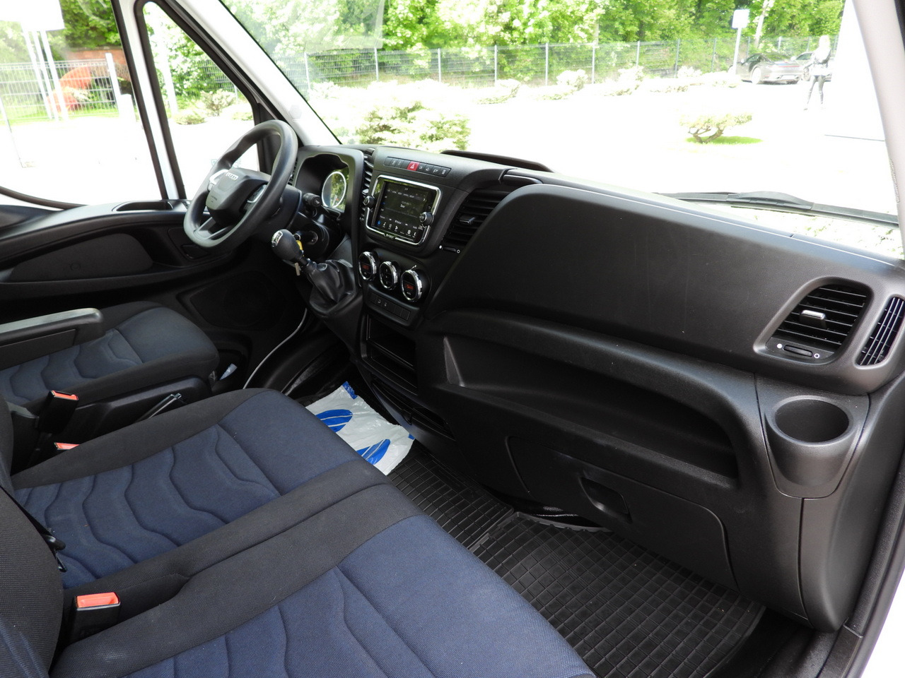 Furgoneta caja cerrada IVECO DAILY 35C16 BOX LIFT 8 PALLETS CRUISE CONTROL TWIN WHEELS AIR CONDITIONING  160HP: foto 42