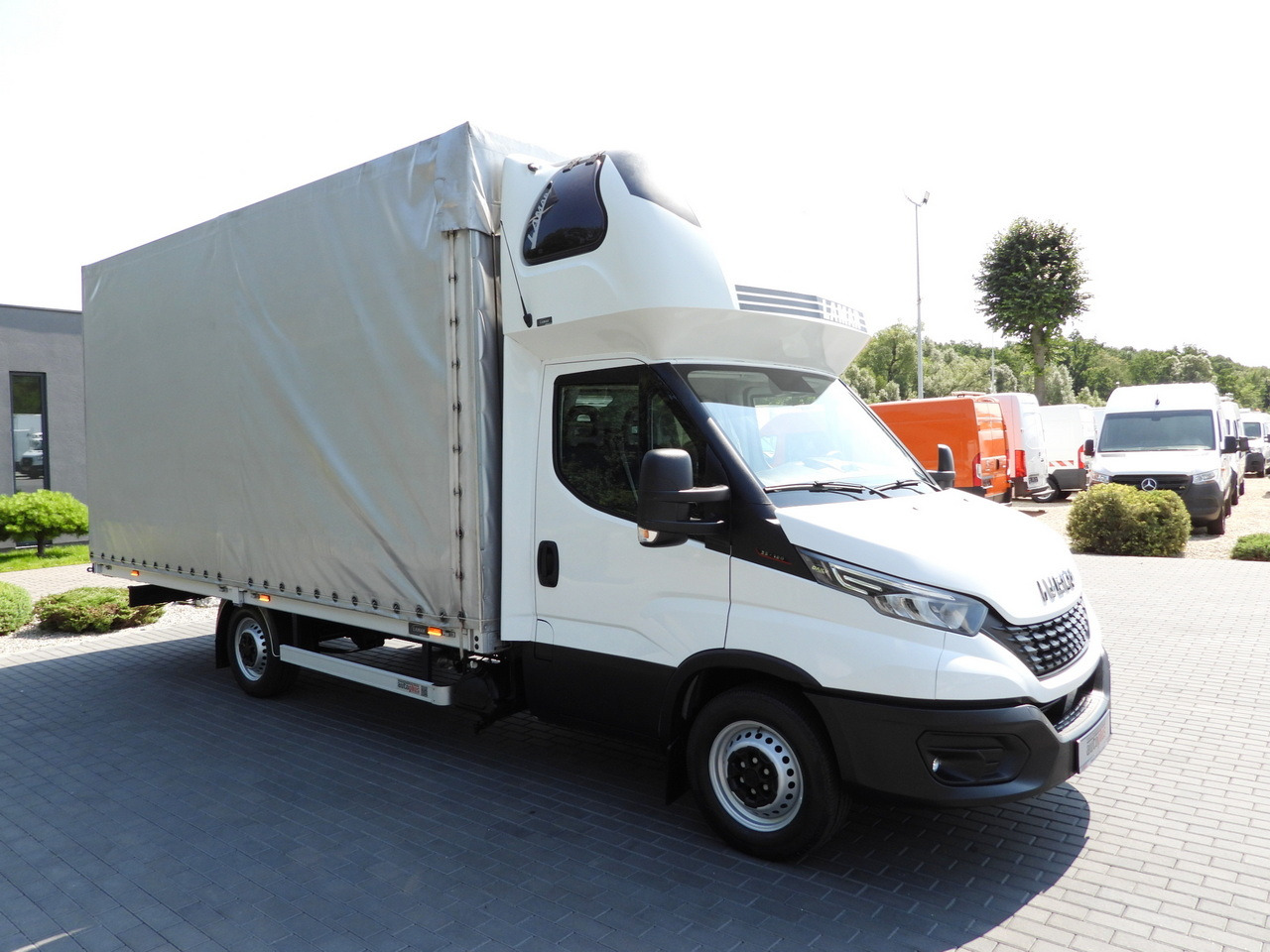 IVECO DAILY 35S18 TARPAULIN 10 PALLETS WEBASTO CRUISE CONTROL LED LIGHTS PNEUMATICS AIR CONDITIONING 180HP - Furgoneta con lona: foto 4 IVECO DAILY 35S18 TARPAULIN 10 PALLETS WEBASTO CRUISE CONTROL LED LIGHTS PNEUMATICS AIR CONDITIONING 180HP - Furgoneta con lona: foto 4