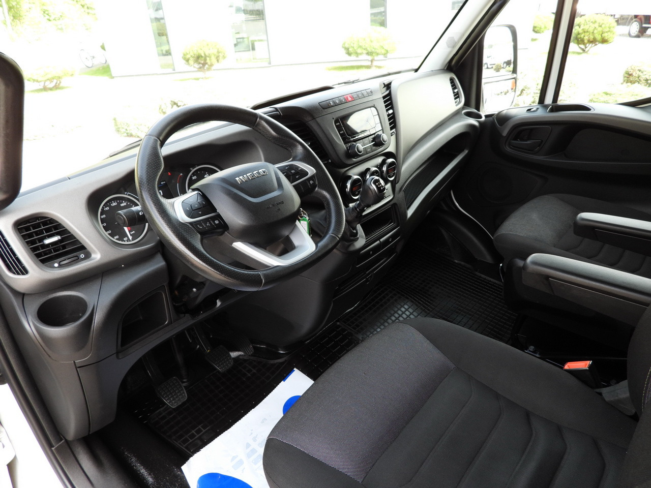 IVECO DAILY 35S18 TARPAULIN LIFT 8 PALLETS CRUISE CONTROL AIR CONDITIONING 180HP - Furgoneta con lona: foto 2 IVECO DAILY 35S18 TARPAULIN LIFT 8 PALLETS CRUISE CONTROL AIR CONDITIONING 180HP - Furgoneta con lona: foto 2