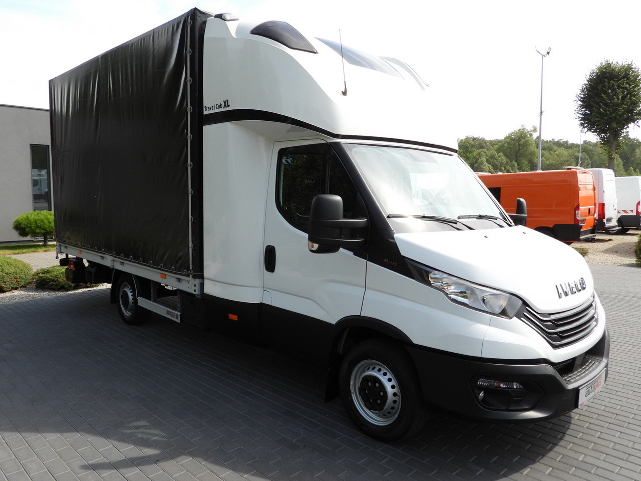 IVECO DAILY 35S18 TARPAULIN LIFT 8 PALLETS CRUISE CONTROL AIR CONDITIONING  180HP - Furgoneta con lona: foto 4 IVECO DAILY 35S18 TARPAULIN LIFT 8 PALLETS CRUISE CONTROL AIR CONDITIONING  180HP - Furgoneta con lona: foto 4
