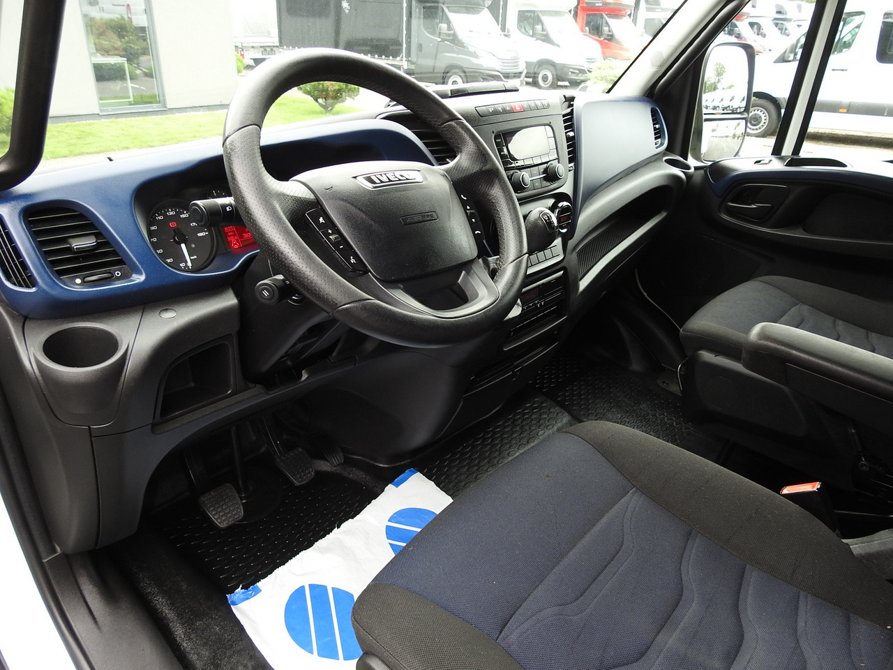 IVECO DAILY 70C18 TARPAULIN LIFT 12 PALLETS WEBASTO CRUISE CONTROL TWIN WHEELS AIR CONDITIONING 180HP - Furgoneta con lona: foto 2 IVECO DAILY 70C18 TARPAULIN LIFT 12 PALLETS WEBASTO CRUISE CONTROL TWIN WHEELS AIR CONDITIONING 180HP - Furgoneta con lona: foto 2