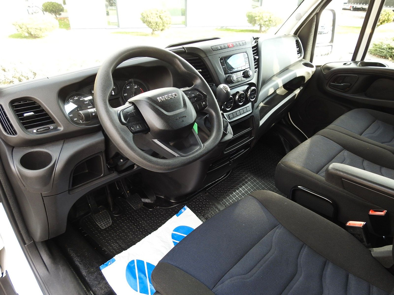 Iveco DAILY 35C14 KASTENWAGEN DOPPELKABINE 7 SITZE - Furgón, Furgoneta combi: foto 2 Iveco DAILY 35C14 KASTENWAGEN DOPPELKABINE 7 SITZE - Furgón, Furgoneta combi: foto 2
