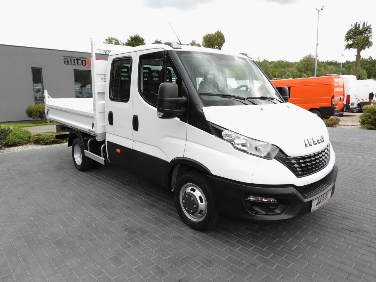 Iveco DAILY 35C14 KIPPER DOPPELKABINE DOKA 6 SITZE A/C - Furgoneta basculante, Furgoneta combi: foto 4 Iveco DAILY 35C14 KIPPER DOPPELKABINE DOKA 6 SITZE A/C - Furgoneta basculante, Furgoneta combi: foto 4