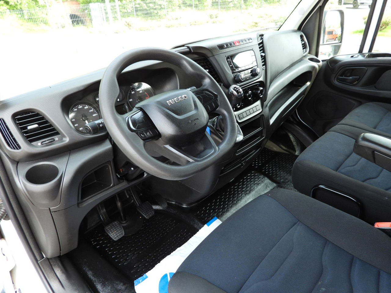 Iveco DAILY 35S12 PRITSCHE DOPPELKABINE DOKA 7 SITZE - Furgoneta caja abierta, Furgoneta combi: foto 2 Iveco DAILY 35S12 PRITSCHE DOPPELKABINE DOKA 7 SITZE - Furgoneta caja abierta, Furgoneta combi: foto 2