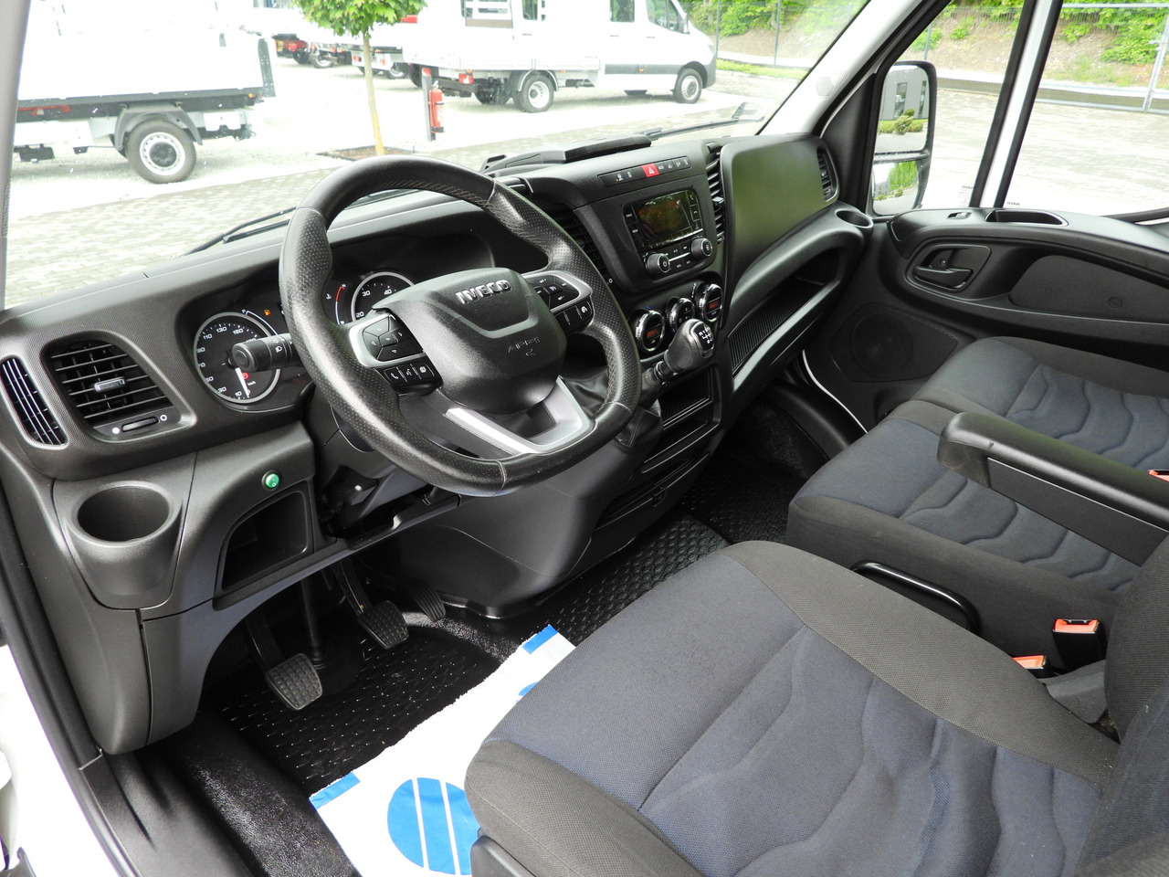 Iveco DAILY 35S18 PRITSCHE PLANE 10 PALETTEN WEBASTO - Furgoneta con lona: foto 2 Iveco DAILY 35S18 PRITSCHE PLANE 10 PALETTEN WEBASTO - Furgoneta con lona: foto 2