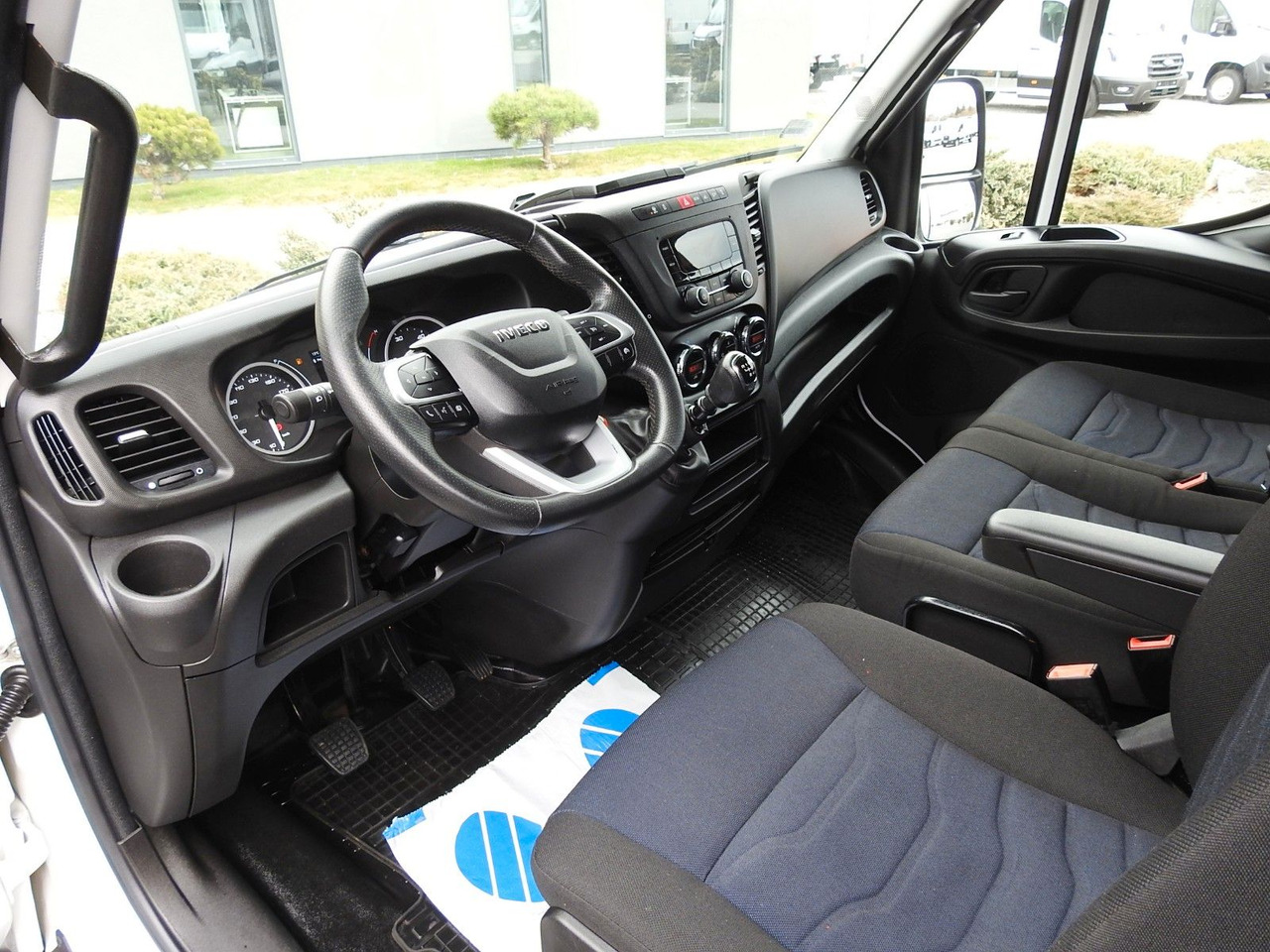 Iveco DAILY 35S18 PRITSCHE PLANE 10 PALLETS WEBASTO - Furgoneta con lona: foto 2 Iveco DAILY 35S18 PRITSCHE PLANE 10 PALLETS WEBASTO - Furgoneta con lona: foto 2