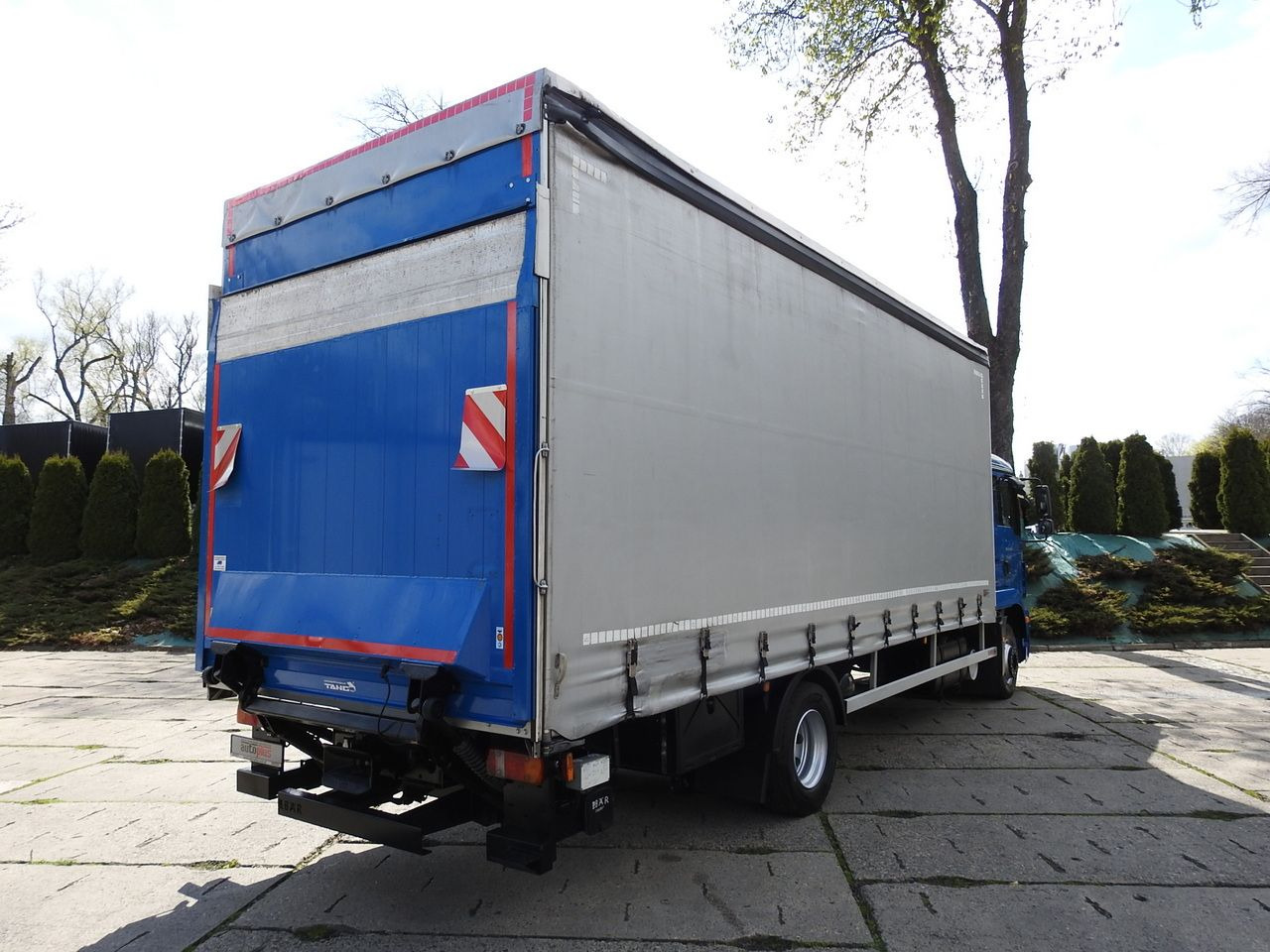 MAN TGM 15.290 TARPAULIN LIFT 18 PALLETS CRUISE CONTROL TWIN WHEELS AIR CONDITIONING 290HP - Camión lona: foto 3 MAN TGM 15.290 TARPAULIN LIFT 18 PALLETS CRUISE CONTROL TWIN WHEELS AIR CONDITIONING 290HP - Camión lona: foto 3