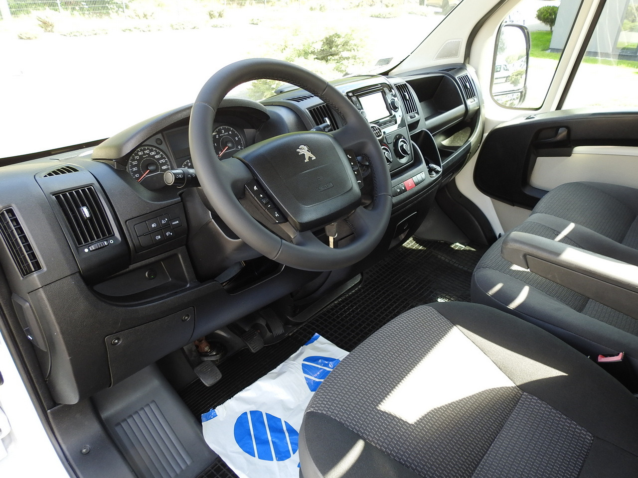 PEUGEOT BOXER THREE-WAY TIPPER AIR CONDITIONING 130HP - Camión volquete: foto 2 PEUGEOT BOXER THREE-WAY TIPPER AIR CONDITIONING 130HP - Camión volquete: foto 2