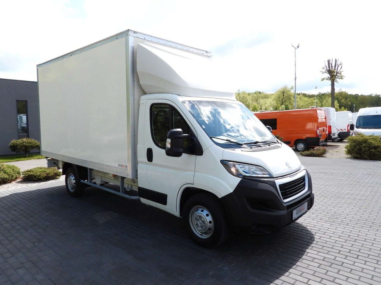 Peugeot BOXER KOFFER 8 PALETTEN TEMPOMAT KLIMAANLAGE Peugeot BOXER KOFFER 8 PALETTEN TEMPOMAT KLIMAANLAGE - Furgoneta caja cerrada: foto 4 Peugeot BOXER KOFFER 8 PALETTEN TEMPOMAT KLIMAANLAGE Peugeot BOXER KOFFER 8 PALETTEN TEMPOMAT KLIMAANLAGE - Furgoneta caja cerrada: foto 4