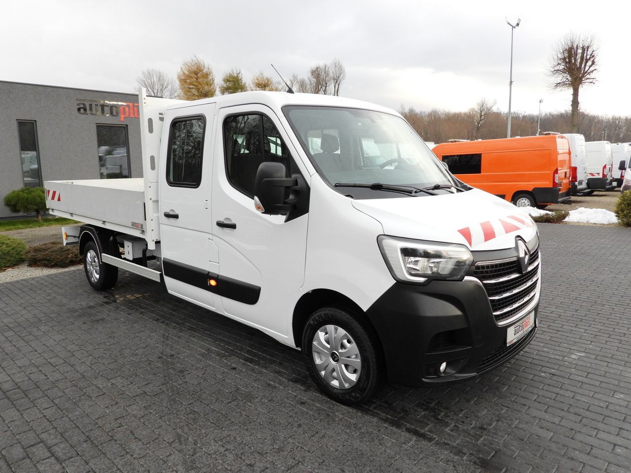 RENAULT MASTER STAKE BODY DOUBLE CABIN DOKA 6 SEATS CRUISE CONTROL NAVIGATION LED LIGHTS AIR CONDITIONING 150HP - Furgoneta combi: foto 4 RENAULT MASTER STAKE BODY DOUBLE CABIN DOKA 6 SEATS CRUISE CONTROL NAVIGATION LED LIGHTS AIR CONDITIONING 150HP - Furgoneta combi: foto 4