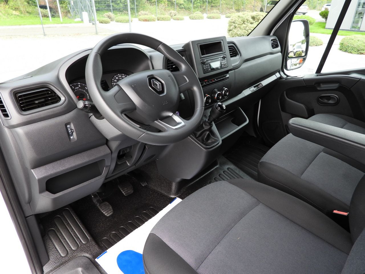 RENAULT MASTER STAKE BODY DOUBLE CABIN DOKA 7 SEATS LED LIGHTS AIR CONDITIONING 145HP - Furgoneta caja abierta: foto 2 RENAULT MASTER STAKE BODY DOUBLE CABIN DOKA 7 SEATS LED LIGHTS AIR CONDITIONING 145HP - Furgoneta caja abierta: foto 2