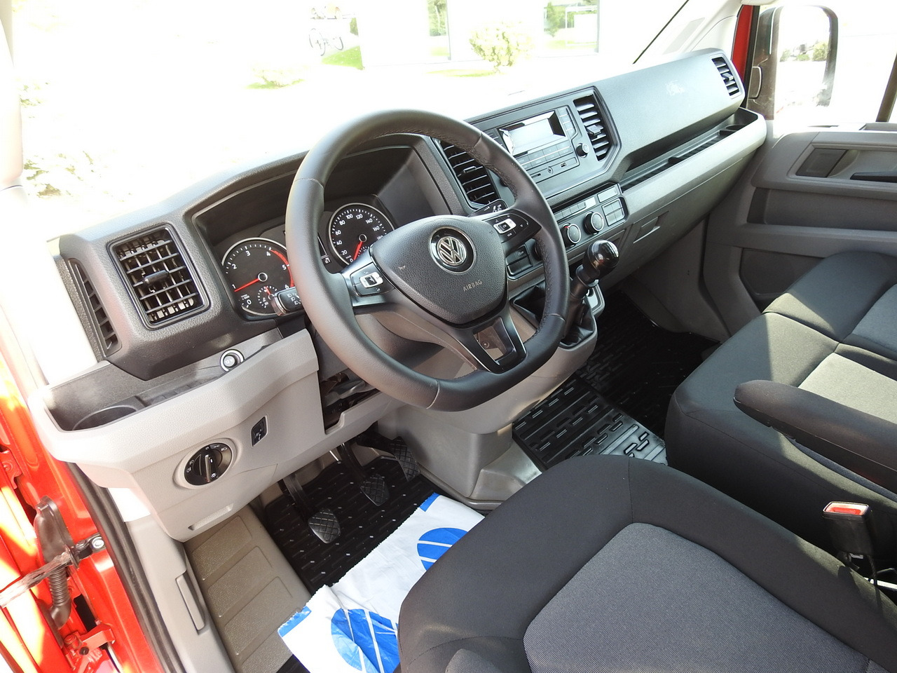 VOLKSWAGEN CRAFTER STAKE BODY DOUBLE CABIN DOKA 7 SEATS AIR CONDITIONING 140HP - Furgoneta combi: foto 2 VOLKSWAGEN CRAFTER STAKE BODY DOUBLE CABIN DOKA 7 SEATS AIR CONDITIONING 140HP - Furgoneta combi: foto 2