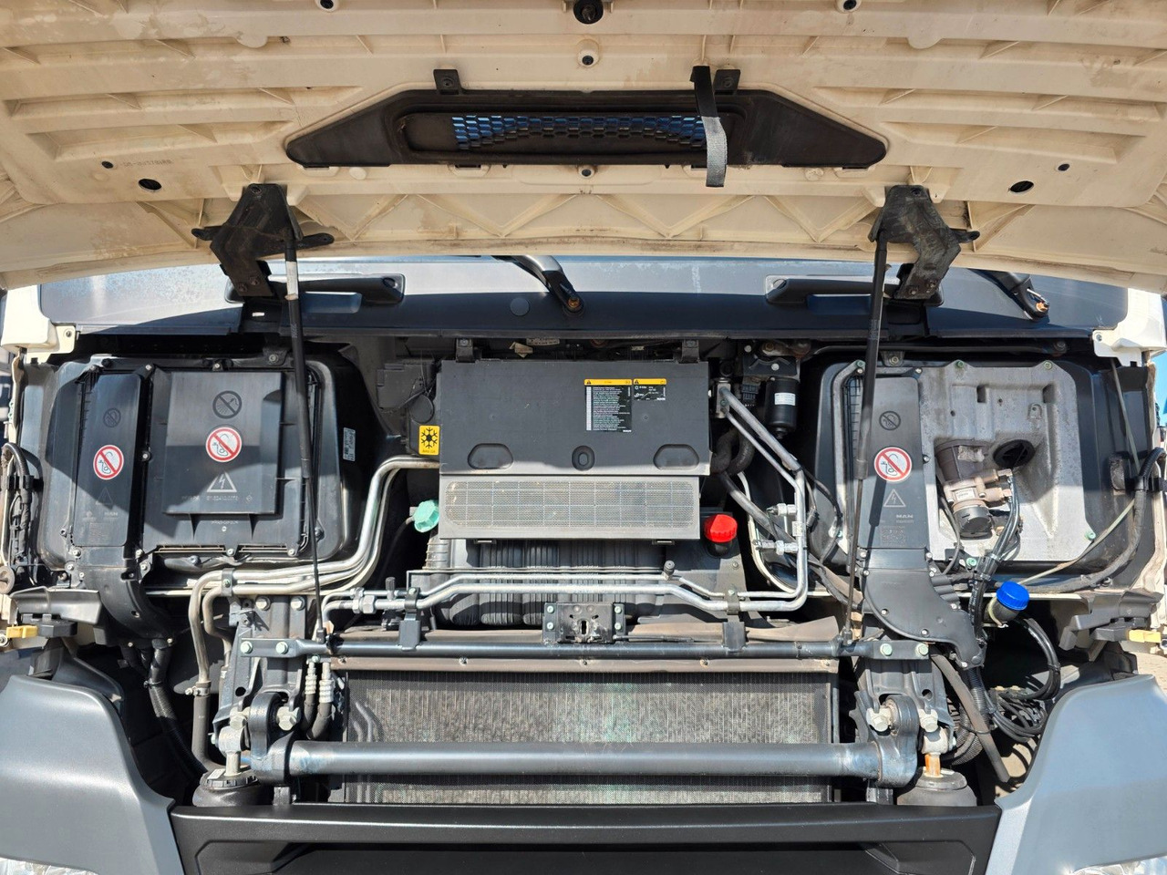 Cabeza tractora MAN TGX 18.460 4X2 LLS-U: foto 25