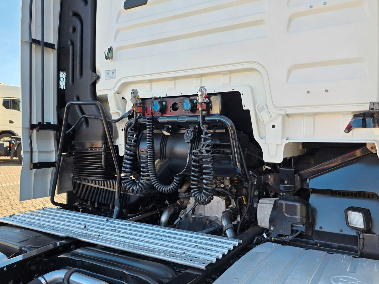 Cabeza tractora MAN TGX 18.460 4X2 LLS-U: foto 18