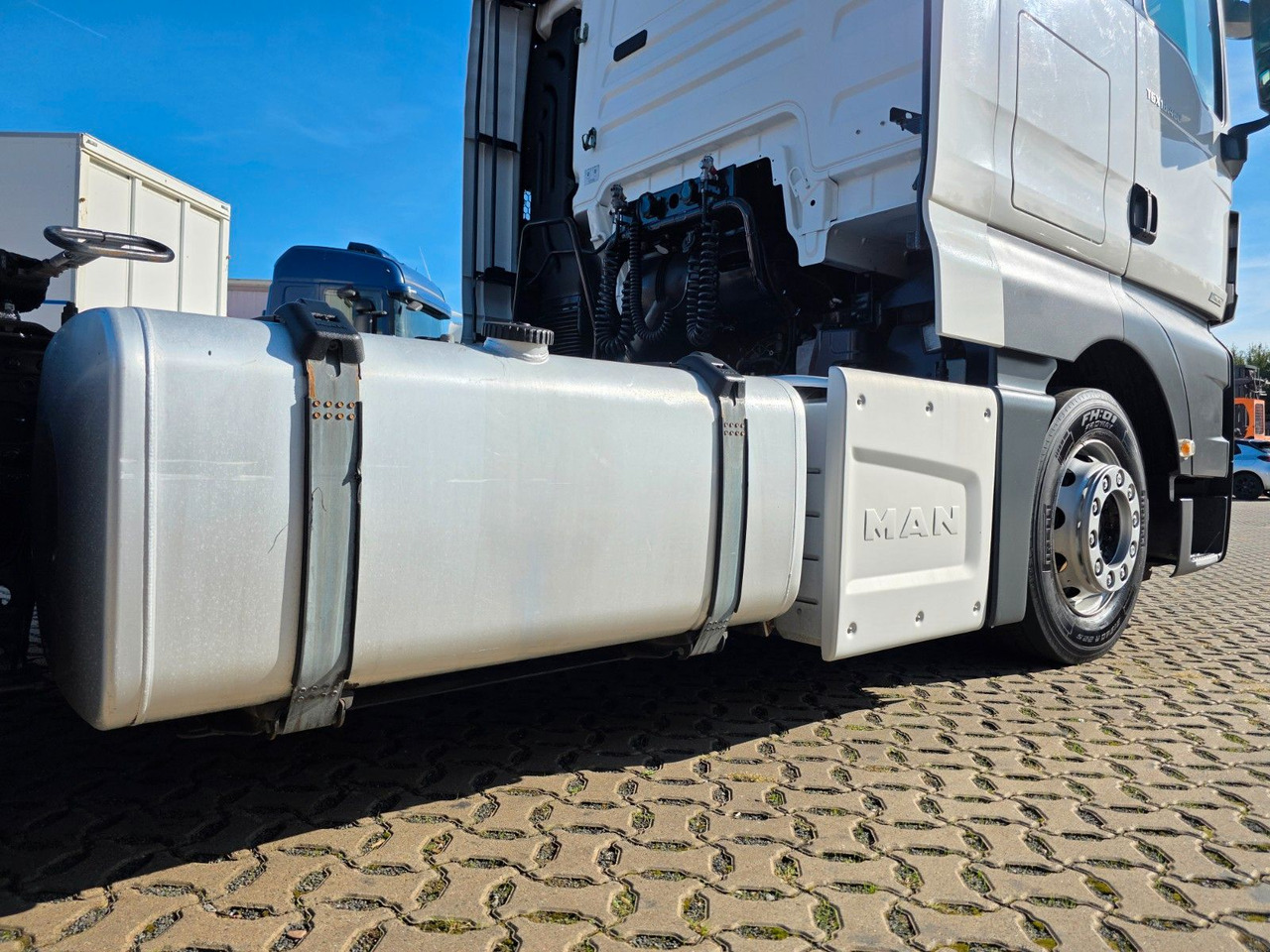 Cabeza tractora MAN TGX 18.460 4X2 LLS-U: foto 16