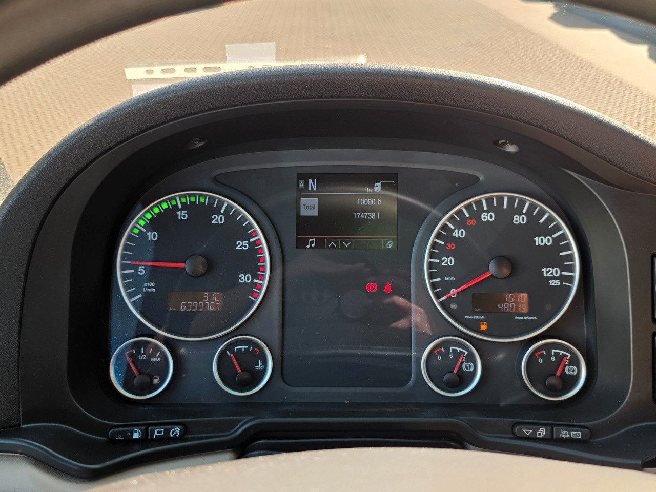 Cabeza tractora MAN TGX 18.460 4X2 LLS-U: foto 39