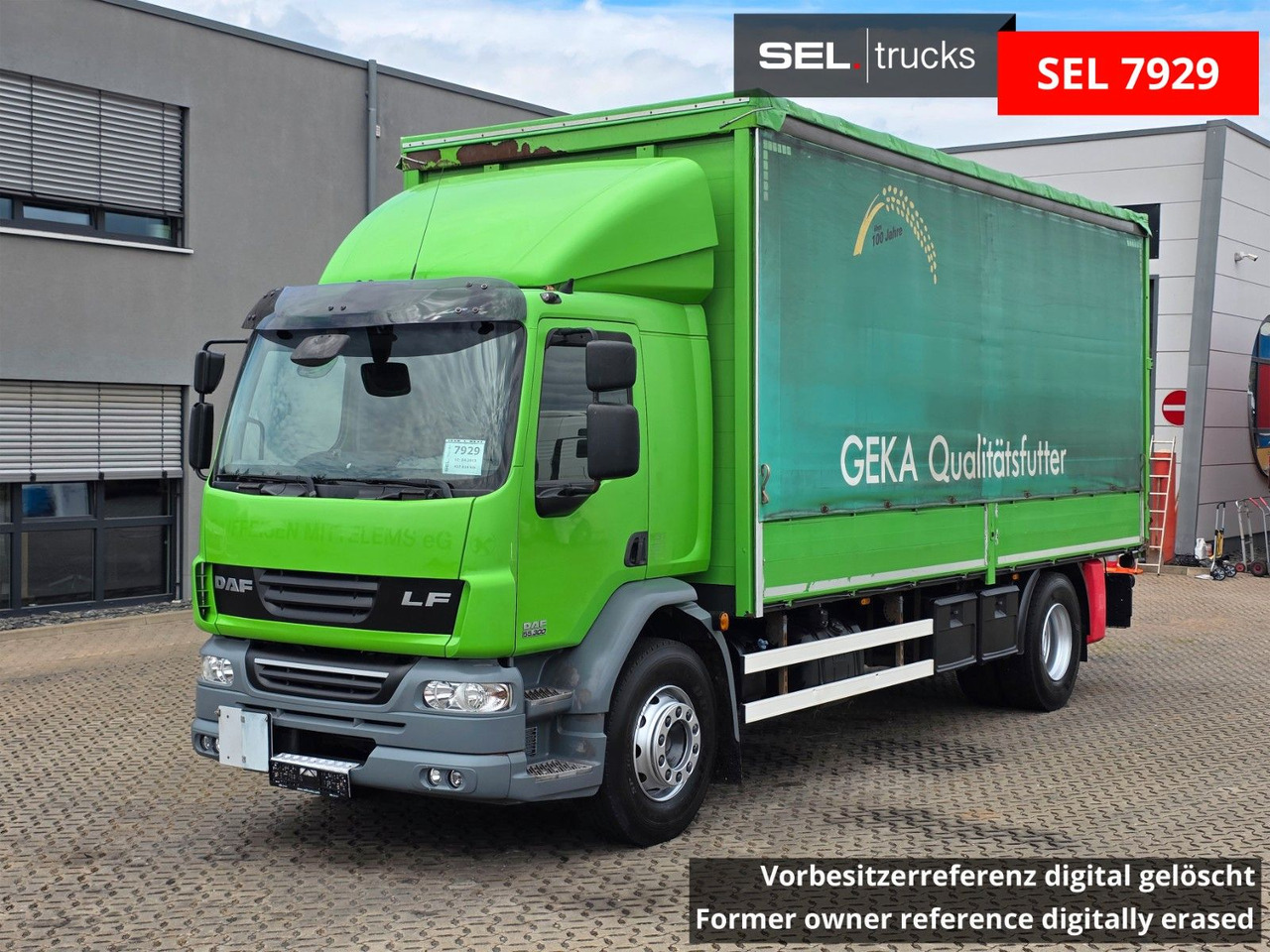 DAF FA LF 55.300 / Ladebordwand + Kofferseite - Camión lona: foto 1 DAF FA LF 55.300 / Ladebordwand + Kofferseite - Camión lona: foto 1