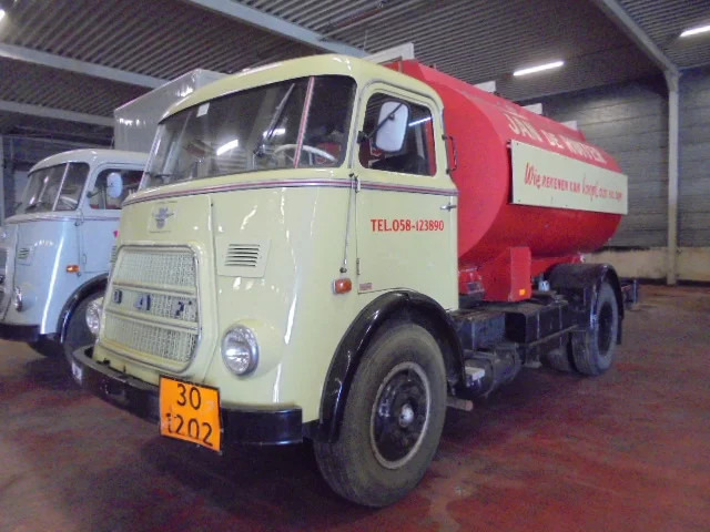 DAF 1600 A1600DF 360 - Camión cisterna: foto 1 DAF 1600 A1600DF 360 - Camión cisterna: foto 1