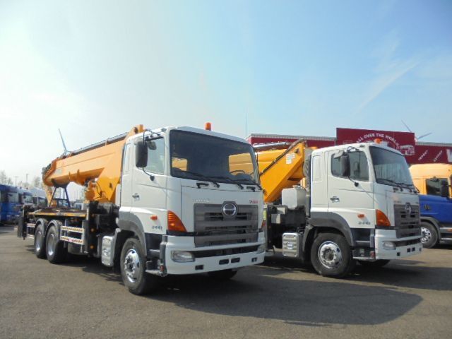 Hino 700 6X4 2IN STOCK - Camión con plataforma elevadora: foto 1 Hino 700 6X4 2IN STOCK - Camión con plataforma elevadora: foto 1