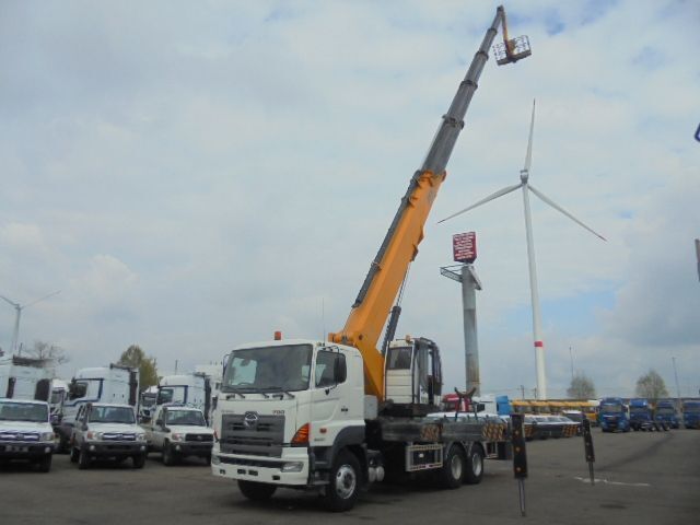 Hino 700 6X4 - Camión con plataforma elevadora: foto 1 Hino 700 6X4 - Camión con plataforma elevadora: foto 1