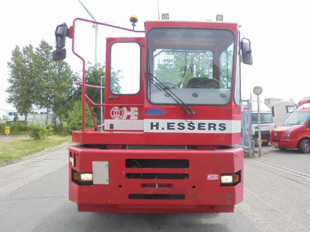 MOL YM225/4X2 40KM/H - Tractor industrial: foto 2 MOL YM225/4X2 40KM/H - Tractor industrial: foto 2