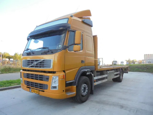 Volvo FM FM 300 LOW KM - Camión caja cerrada: foto 1 Volvo FM FM 300 LOW KM - Camión caja cerrada: foto 1