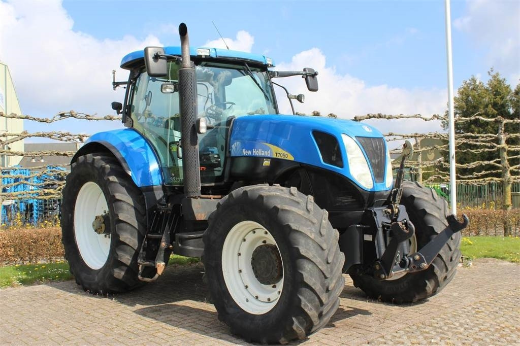 New Holland T7050 - Tractor: foto 2 New Holland T7050 - Tractor: foto 2