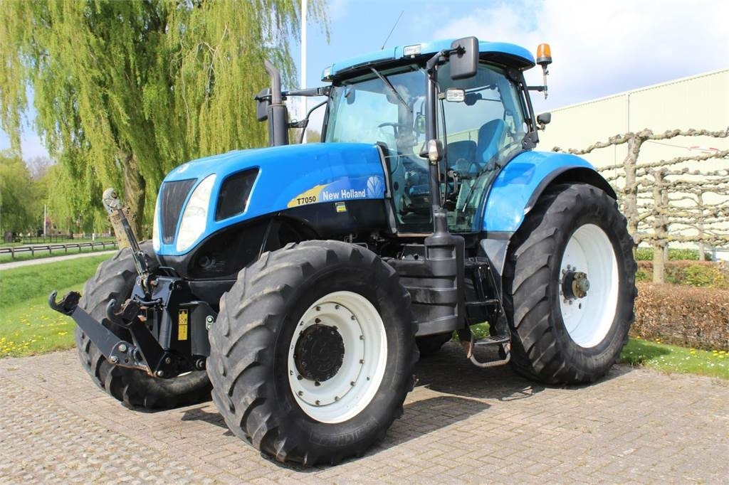 New Holland T7050 - Tractor: foto 1 New Holland T7050 - Tractor: foto 1