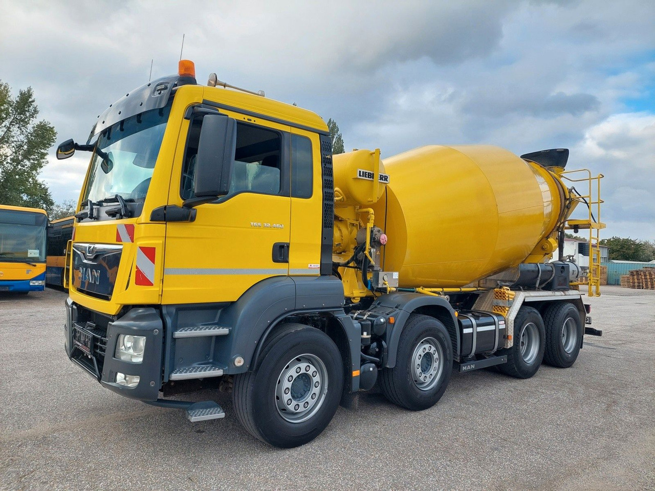 MAN TGS 32.460 8X4 BB Liebherr 9 m³ - Camión hormigonera: foto 1 MAN TGS 32.460 8X4 BB Liebherr 9 m³ - Camión hormigonera: foto 1