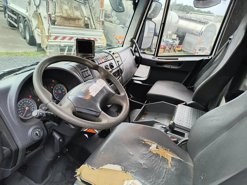 Foto del interior 1: Camión Iveco EuroCargo 120 120E18 + COMET 151TAL (15 m)