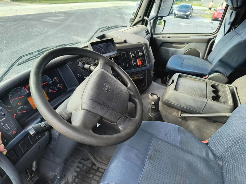 Foto del interior 1: Camión cisterna para transporte de combustible Volvo FM 440 13000L FUEL / CARBURANT - 4 COMP