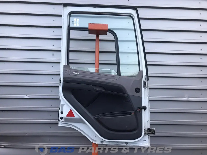 DAF CF Euro 6 - Puerta y piezas para Camión: foto 2 DAF CF Euro 6 - Puerta y piezas para Camión: foto 2