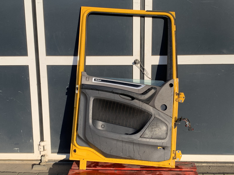 DAF XF106 Portier Links DAF 1881862 - Puerta y piezas para Camión: foto 2 DAF XF106 Portier Links DAF 1881862 - Puerta y piezas para Camión: foto 2