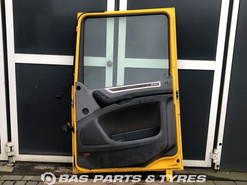 DAF XF106 Portier Rechts DAF 1881863 - Puerta y piezas para Camión: foto 2 DAF XF106 Portier Rechts DAF 1881863 - Puerta y piezas para Camión: foto 2